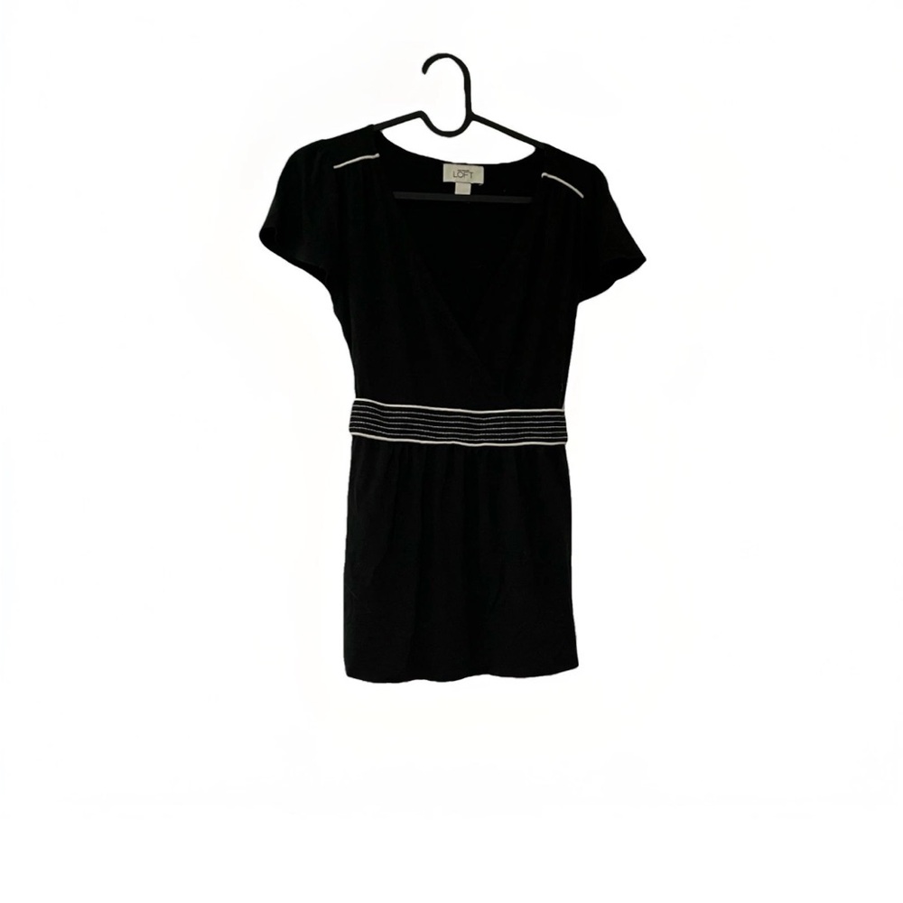 Ann Taylor LOFT, V-Neck Top, Black w/White belted tie. Low Cut, Trendy Tops. XS.